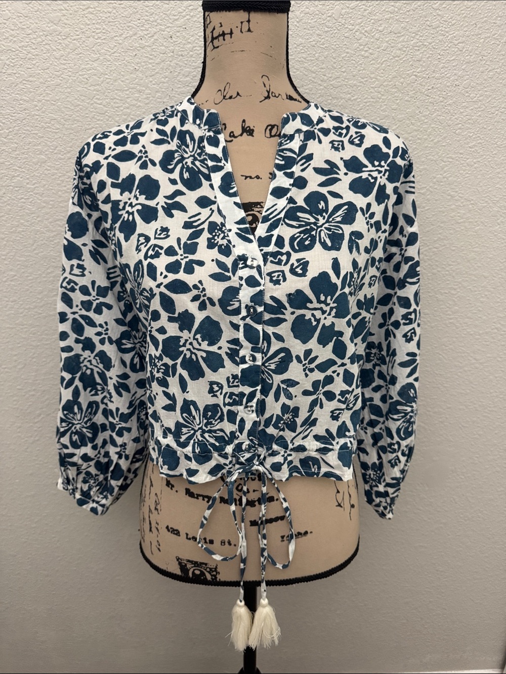 Cara Cara Perrin Top Blue White Floral Print‎ Cropped Button Front Tassel Tie M